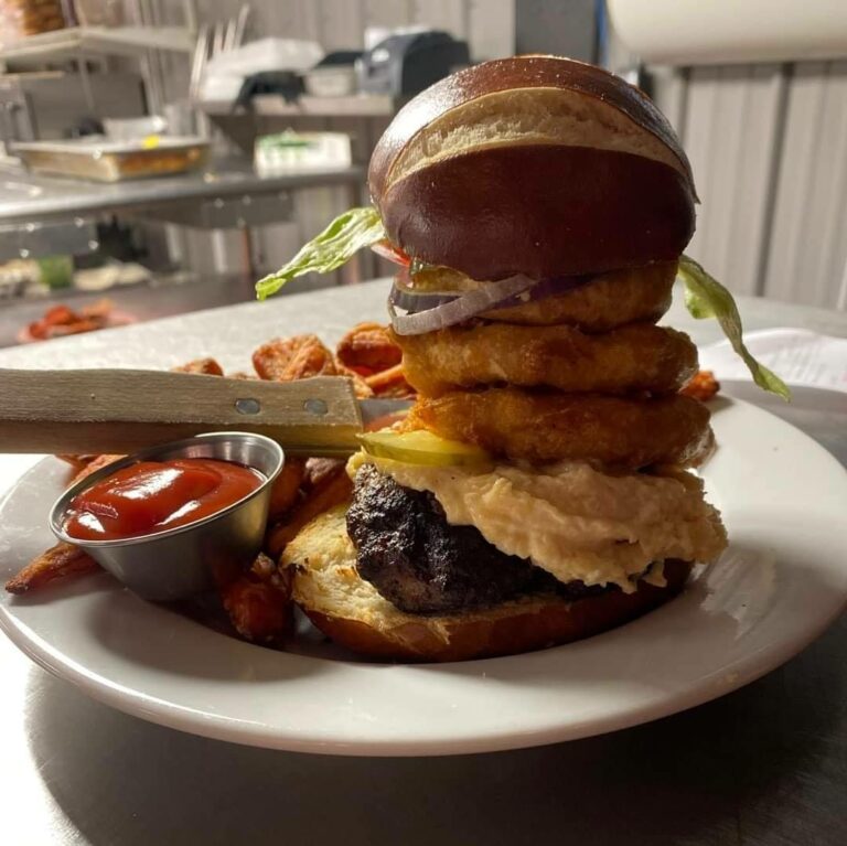 crowed house1 768x767