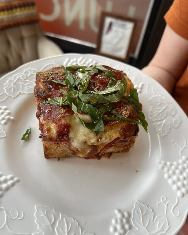 421723652 343363001851763 7839413423447211555 n 768x961