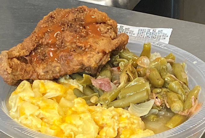 HB sf Dinner plate in kitchen